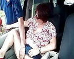 Dicke Frau lässt sich im Auto von einem Fremden ficken