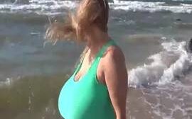 Unglaubliche Riesentitten im Badeanzug am Strand