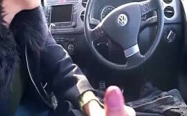 Blowjob im Auto bis der Mund voll ist