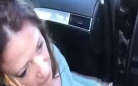 Ehefrau bietet sich auf dem Parkplatz fremden Männern an