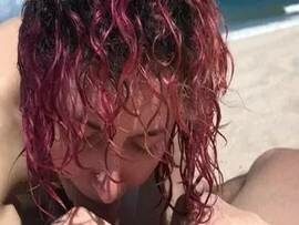 Freundin gibt Blowjob am Strand