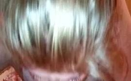 Reife Blondine mit dickem Hängebusen bläst