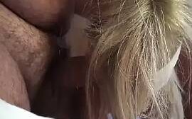 Reife Blondine mit verbundenen Augen gefickt
