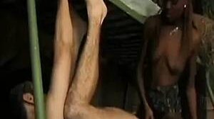 Schwarze Frau fickt weißen Mann Anal