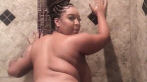Ebony mit geilen Rundungen unter der Dusche