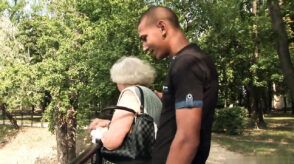 Oma Norma angelt sich einen jungen Kerl