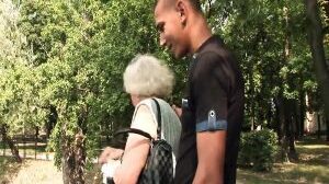 Oma Norma angelt sich einen jungen Kerl
