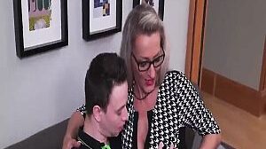 Geile deutsche Milf fickt mit jungem Typ