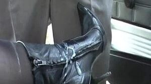 Handjob und Stiefel ficken im Auto