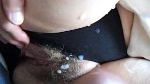 Sperma auf den Slip einer reifen Frau gespritzt