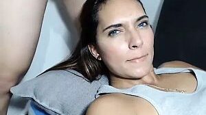 Latina mit Milchtitten lässt sich in den Mund ficken