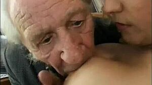 Zwei alte Männer und eine junge Blondine